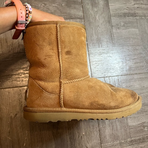 Ugg classic short in chestnut. - Picture 3 of 4